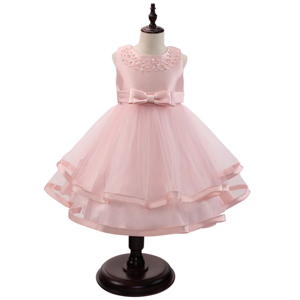 Vestido con detalles de perlas en el cuello y moño