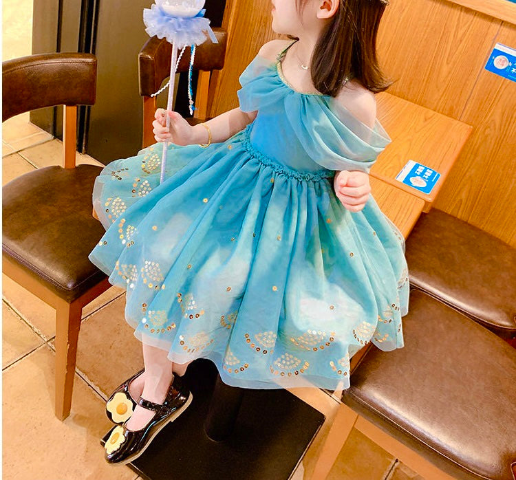 Vestido turquesa con lentejuelas doradas estilo princesa