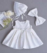 Carregar imagem no visualizador da galeria, Vestido blanco de encaje con perlas en la cintura,moño y gorra
