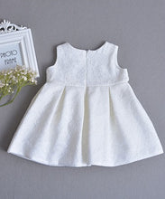 Carregar imagem no visualizador da galeria, Vestido blanco de encaje con perlas en la cintura,moño y gorra
