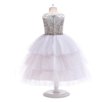 Carregar imagem no visualizador da galeria, Vestido escalonado blanco con detalles de encaje gris y brillo
