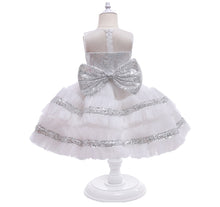 Cargar imagen en el visor de la galería, Vestido blanco con moño, lentejuelas en plata y detalle de transparencia
