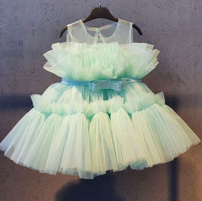Vestido de tul, con moño y detalle de transparencia