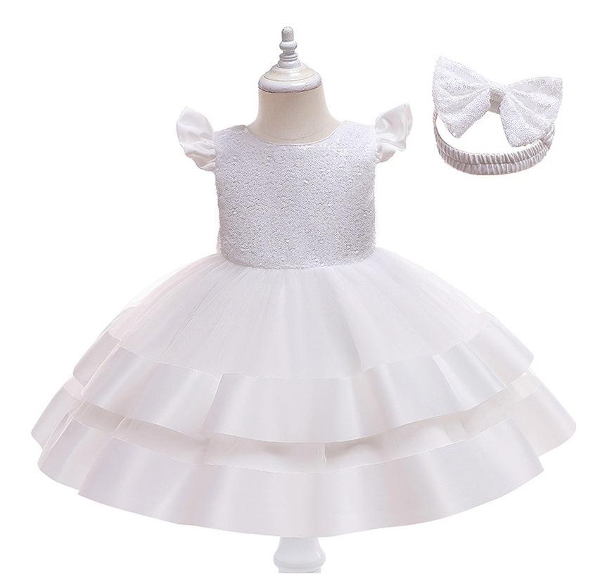 Vestido blanco escalonado liso con detalle de seda, lentejuelas, moño y vincha