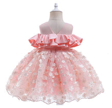 Cargar imagen en el visor de la galería, Vestido rosa con volados en el pecho, detalles de transparencias y flores
