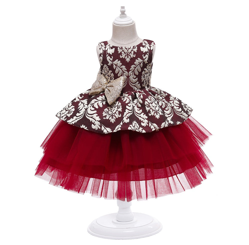 Vestido con detalles en dorado, moño con lentejuelas y moño