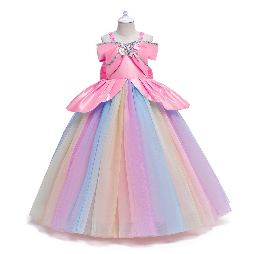 Vestido largo estilo princesa con mariposa de lentejuelas y cola colorida
