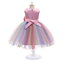 Cargar imagen en el visor de la galería, Vestido con flores coloridas, moño de lentejuelas y cola colorida
