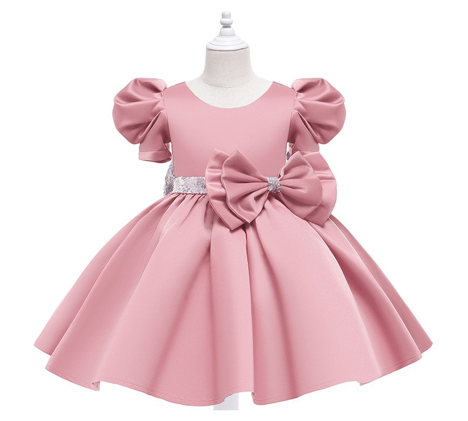 Vestido liso con manga abullonada, moño con brillo