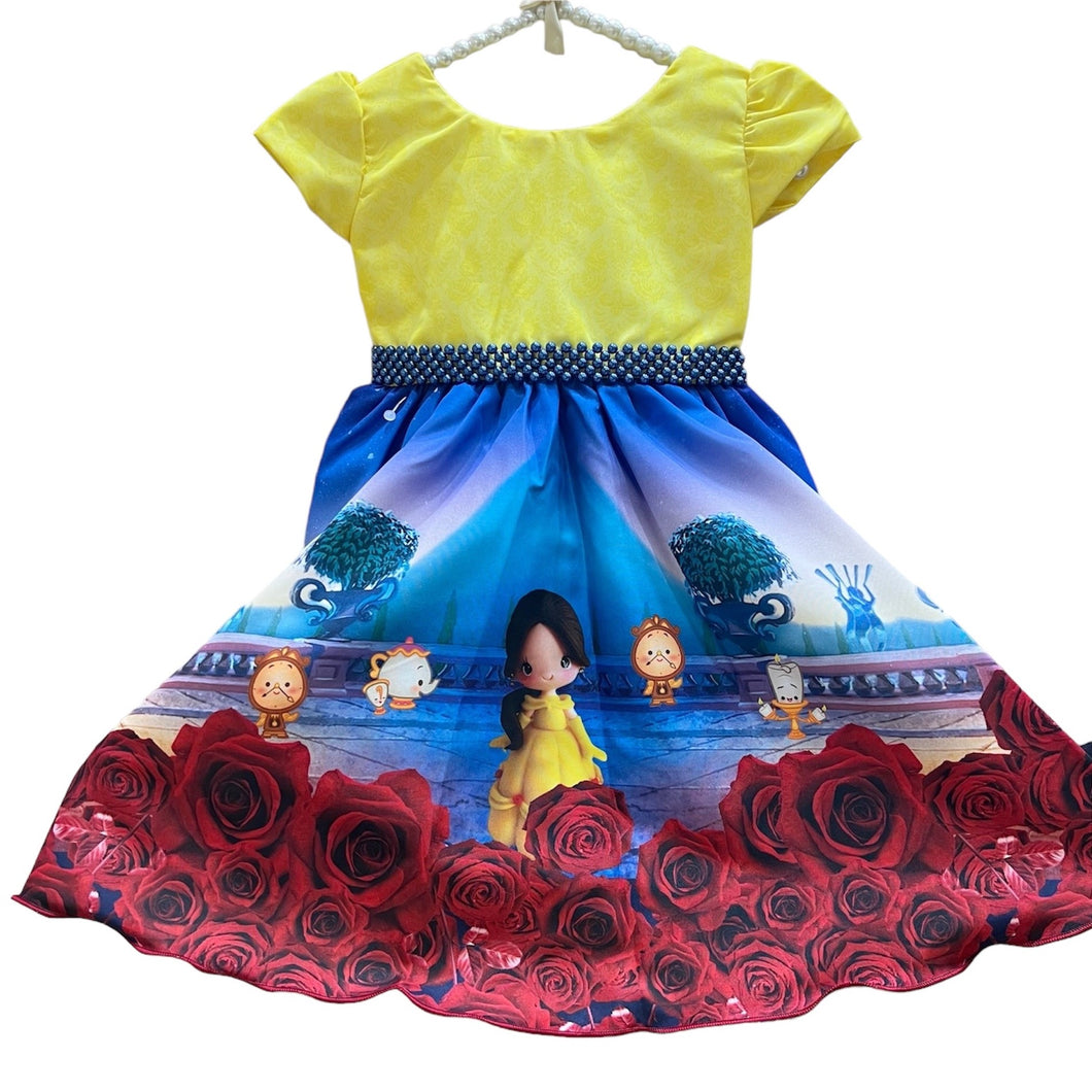 Vestido amarillo estampado estilo Princesa Bella con cinto de perlas
