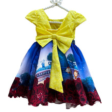 Cargar imagen en el visor de la galería, Vestido amarillo estampado estilo Princesa Bella con cinto de perlas
