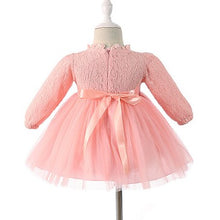 Cargar imagen en el visor de la galería, Vestido rosa forro mangas largas con encaje , moño y gorra
