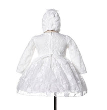 Cargar imagen en el visor de la galería, Vestido blanco mangas largas de encaje, moño y gorra
