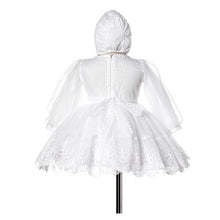 Cargar imagen en el visor de la galería, Vestido blanco manga larga de tul con gorra y detalles de broderie
