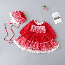 Cargar imagen en el visor de la galería, Vestido manga larga rojo con detalle de borderie en blanco y gorra
