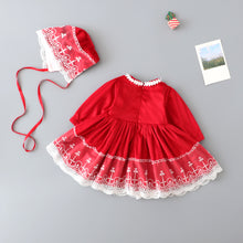 Cargar imagen en el visor de la galería, Vestido manga larga rojo con detalle de borderie en blanco y gorra

