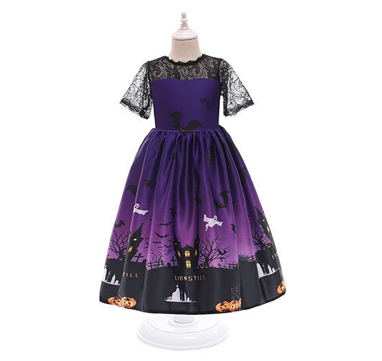 Vestido lila largo, mangas de encaje negro y estampa halloween