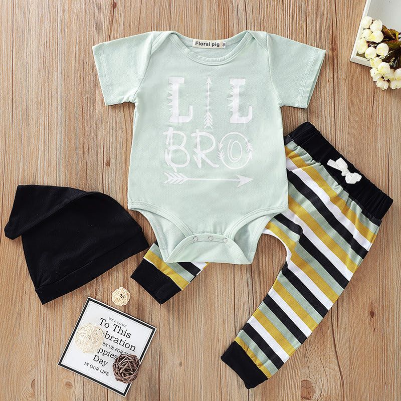 Body verde con letras y pantalón a rayas gorra incluido