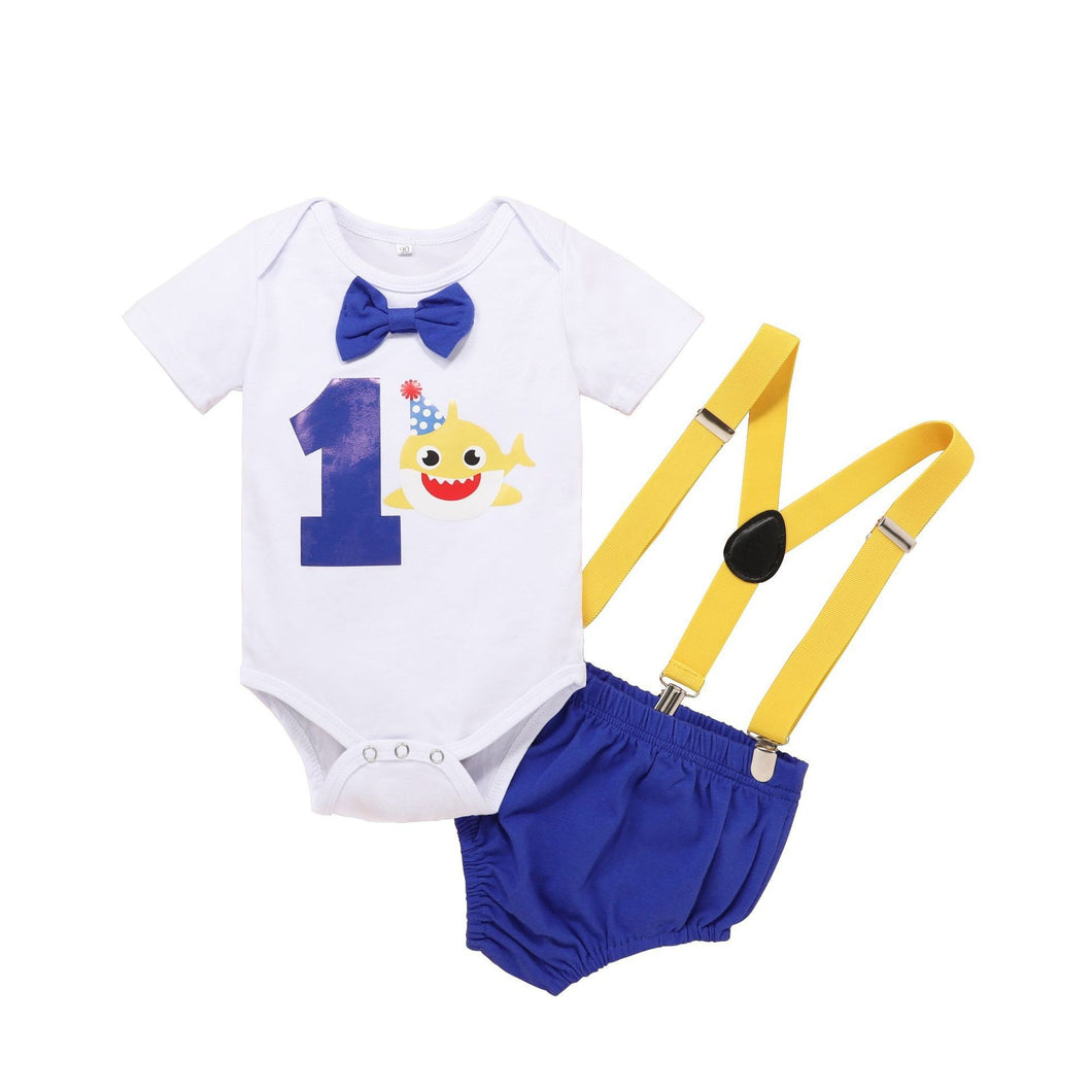 Body blanco de baby shark con cubre pañal azul y tirante amarillo