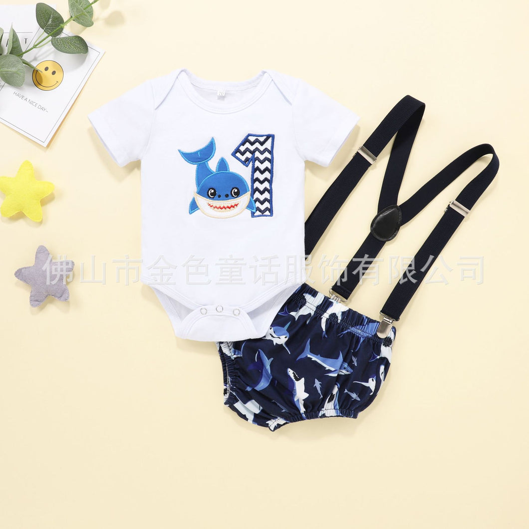 Body blanco con cubre pañal de baby shark y tirante negro