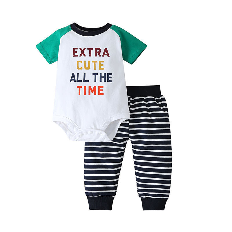 Body blanco con letras y pantalón a rayas