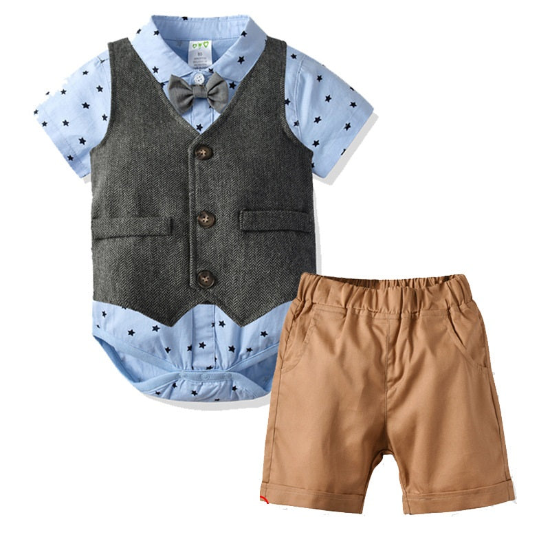 Camisa body celeste con estrellas, moño, short marrón con chaleco