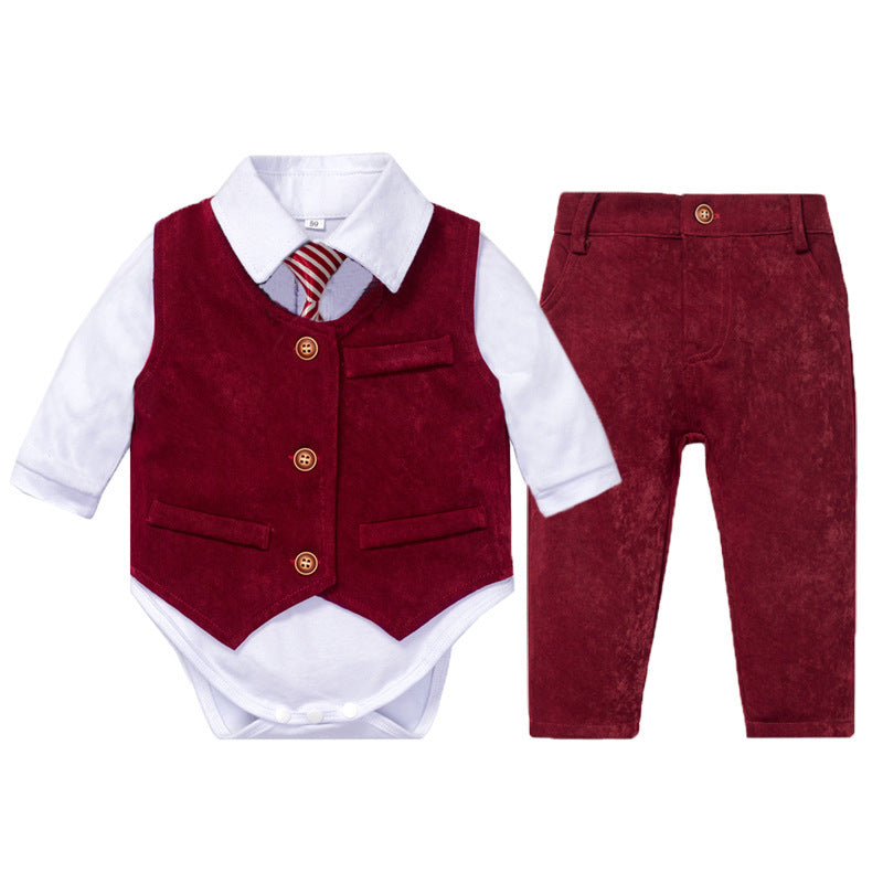 Body blanco con corbata, chaleco y pantalón bordo