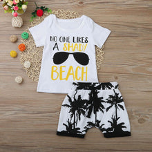 Carregar imagem no visualizador da galeria, Remera gris con letras y short de palmeras
