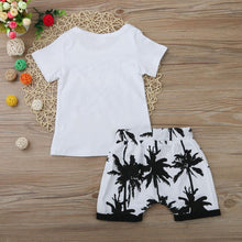 Carregar imagem no visualizador da galeria, Remera gris con letras y short de palmeras
