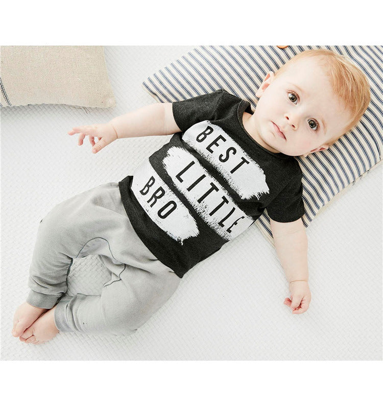 Remera negra con letras y pantalón gris