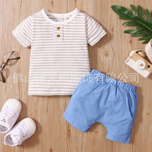 Cargar imagen en el visor de la galería, Remera a rayas gris con short celeste
