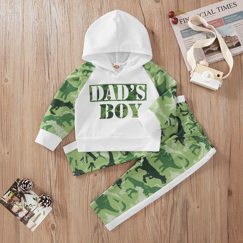 Buzo letras con capucha y pantalón camuflado