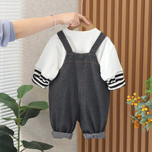 Cargar imagen en el visor de la galería, Remera mangas largas doble color con detalle a rayas y jardinera jeans
