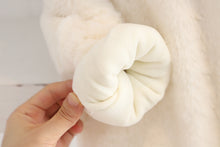 Cargar imagen en el visor de la galería, Buzo con capucha peludo y jardinera con bolsillo
