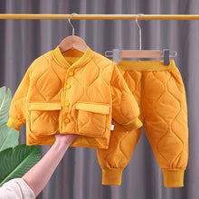 Cargar imagen en el visor de la galería, Abrigo campera y pantalón de pluma con detalles de costura
