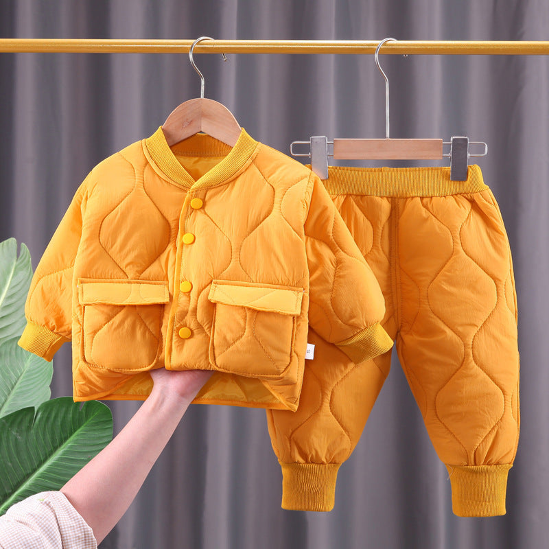 Abrigo campera y pantalón de pluma con detalles de costura