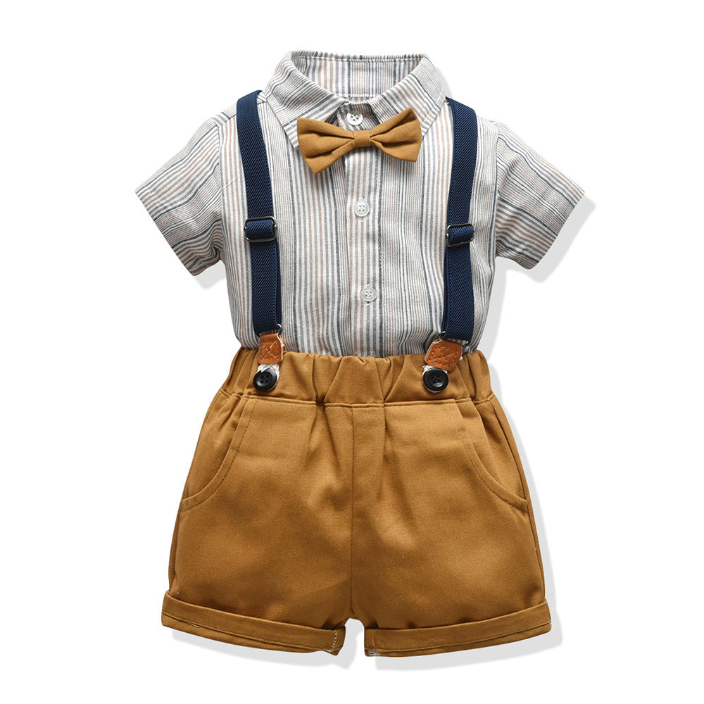 Camisa a rayas gris, short caqui, moño y tirante azul