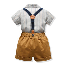 Cargar imagen en el visor de la galería, Camisa a rayas gris, short caqui, moño y tirante azul
