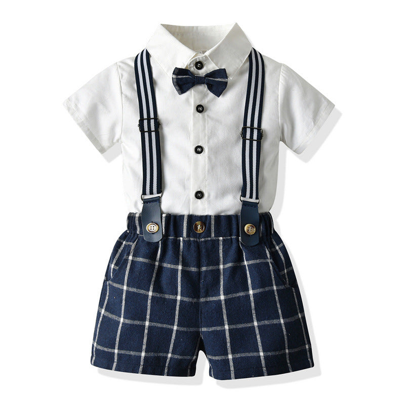 Camisa blanca, short cuadrille azul con tirantes y moño