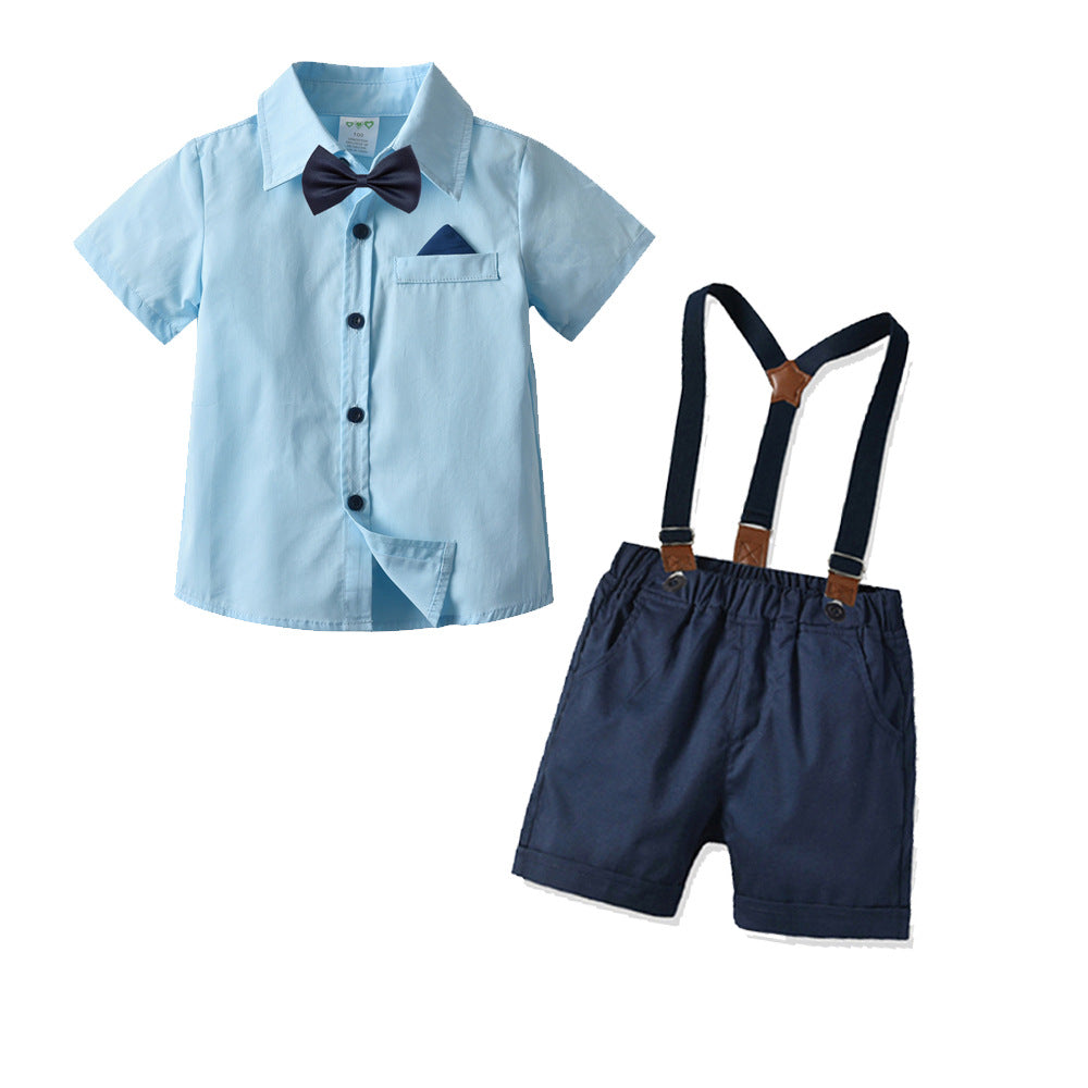 Camisa celeste, short azul, moño y tirantes