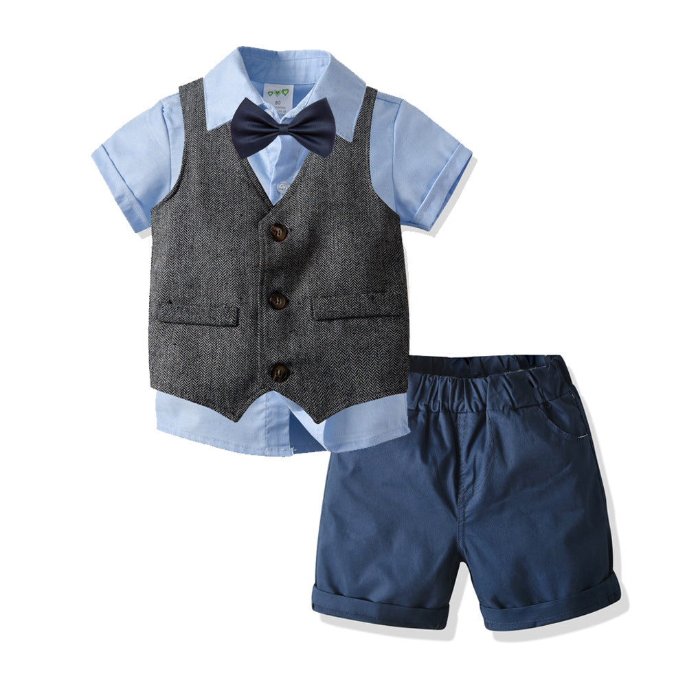 Camisa celeste, moño, short azul, chaleco