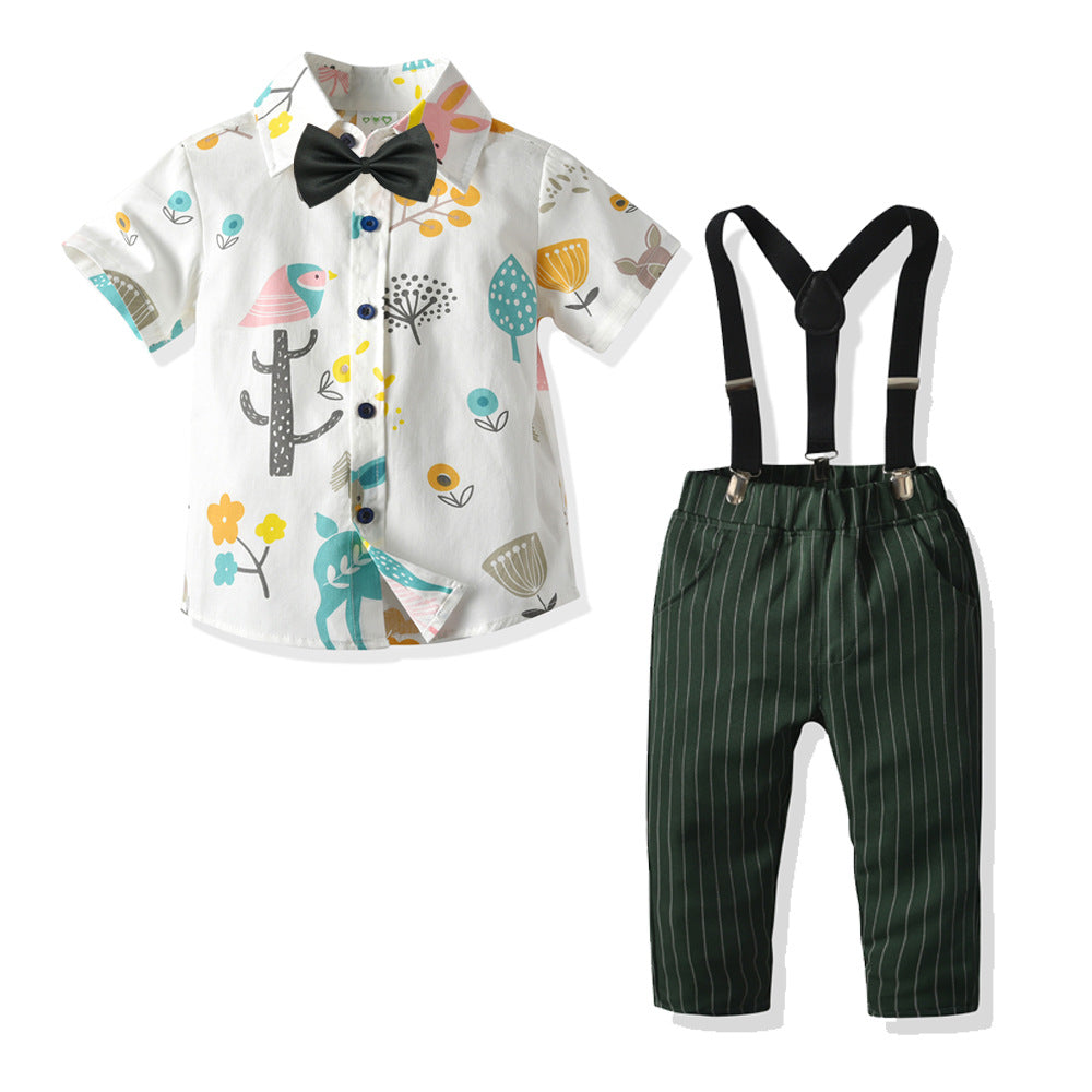 Camisa blanca con estampas, pantalón verde a rayas, tirantes y moño