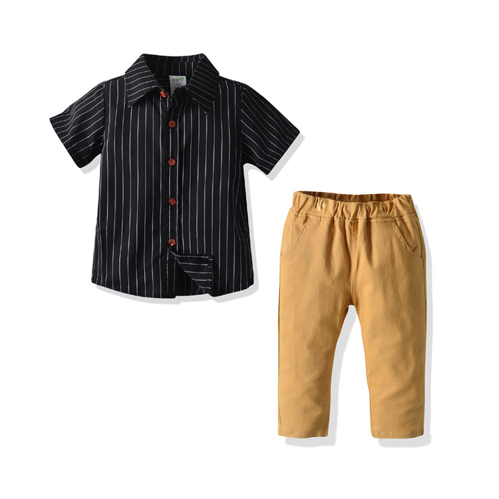 Camisa negra a rayas con pantalón caqui