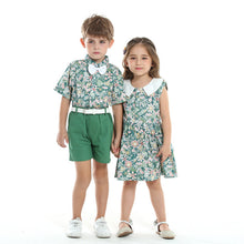 Cargar imagen en el visor de la galería, Camisa verde estampado de flores, moño blanco y short verde, cinto incluido
