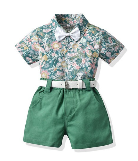 Camisa verde estampado de flores, moño blanco y short verde, cinto incluido