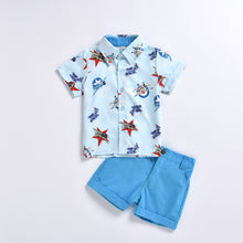 Cargar imagen en el visor de la galería, Camisa celeste con estampa de aviones y short
