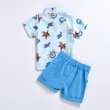 Cargar imagen en el visor de la galería, Camisa celeste con estampa de aviones y short
