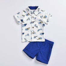 Cargar imagen en el visor de la galería, Camisa blanco con estampa de barcos y short azul
