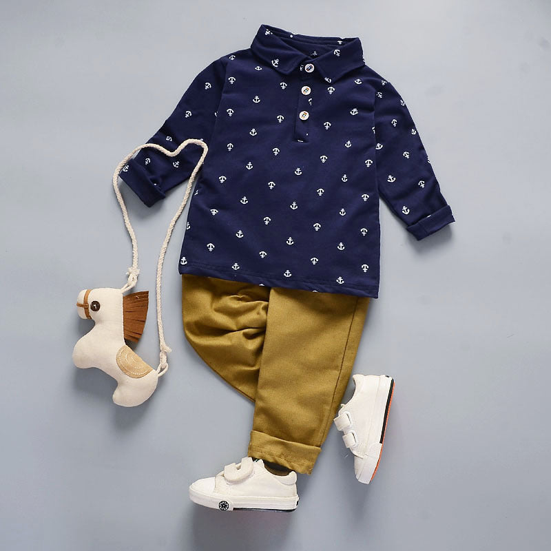 Remera mangas largas con cuello de anclas y pantalón caqui
