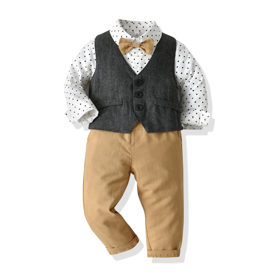 Camisa blanca con motas, chaleco gris con moño y pantalón caqui